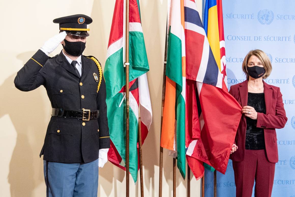 FN-ambassadør Mona Juul setter opp det norske flagget utenfor Sikkerhetsrådet.